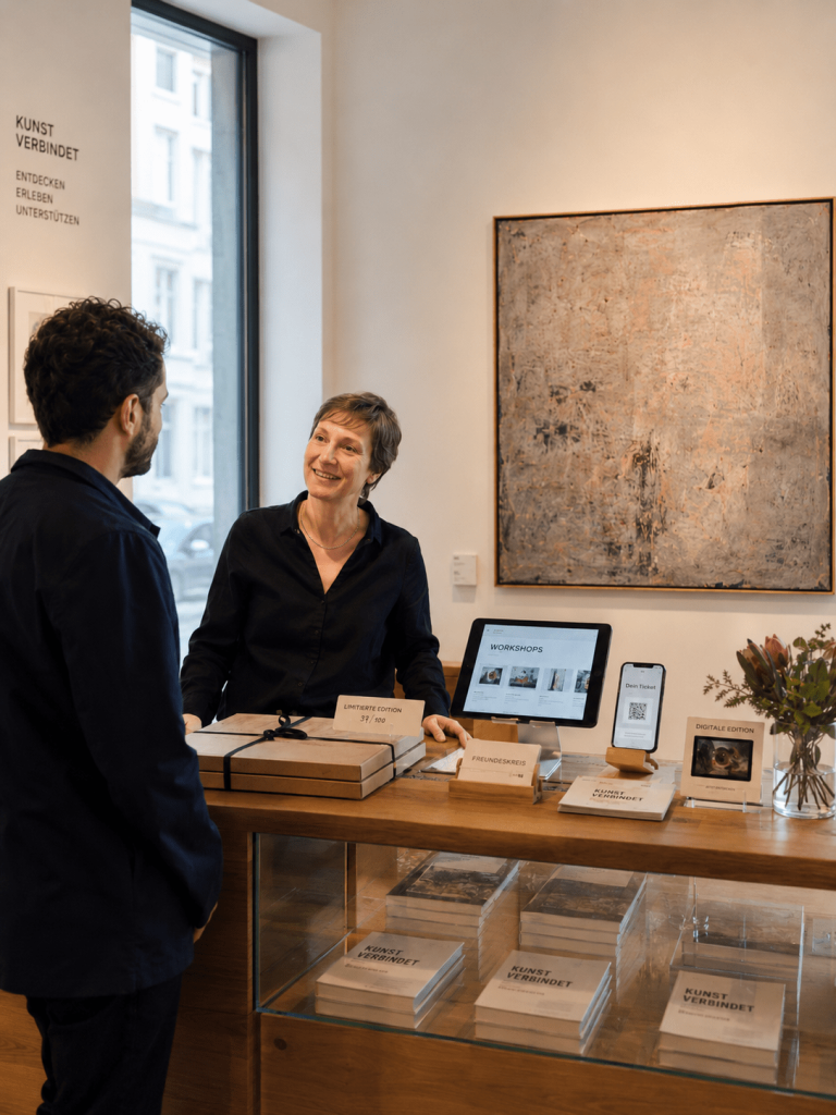 Kunst verbindet im Galerie-Shop (KI-generiert)