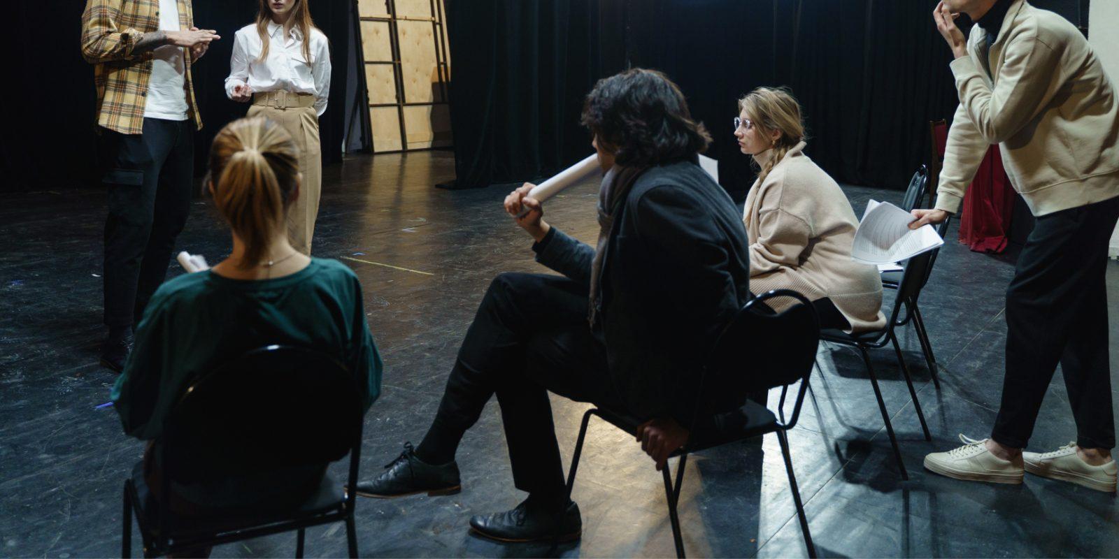 Teilnehmende bei einem Schauspielworkshop auf der Probebühne